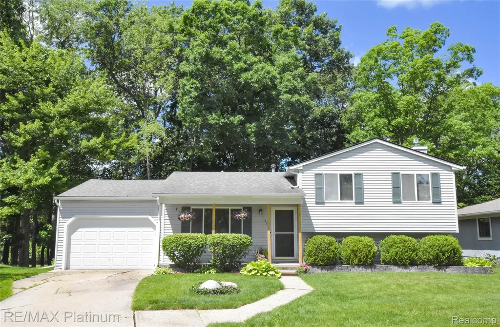 317 Woodlake Drive Brighton City MI 48116