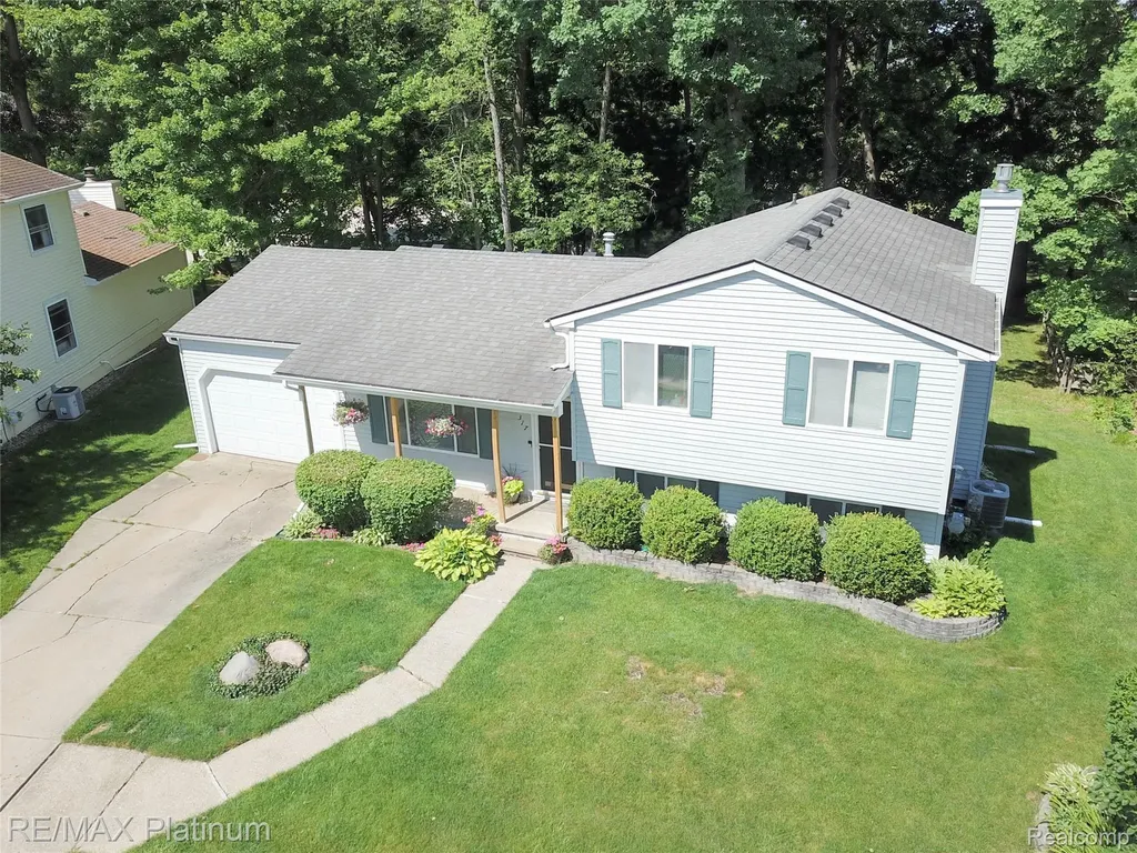 317 Woodlake Drive Brighton City MI 48116