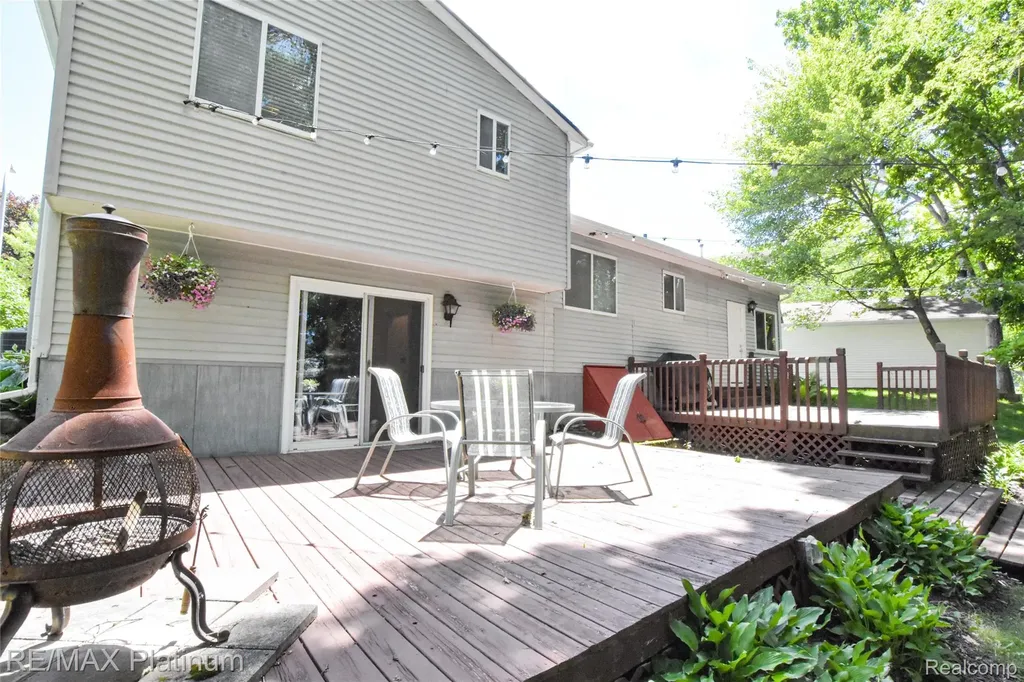 317 Woodlake Drive Brighton City MI 48116