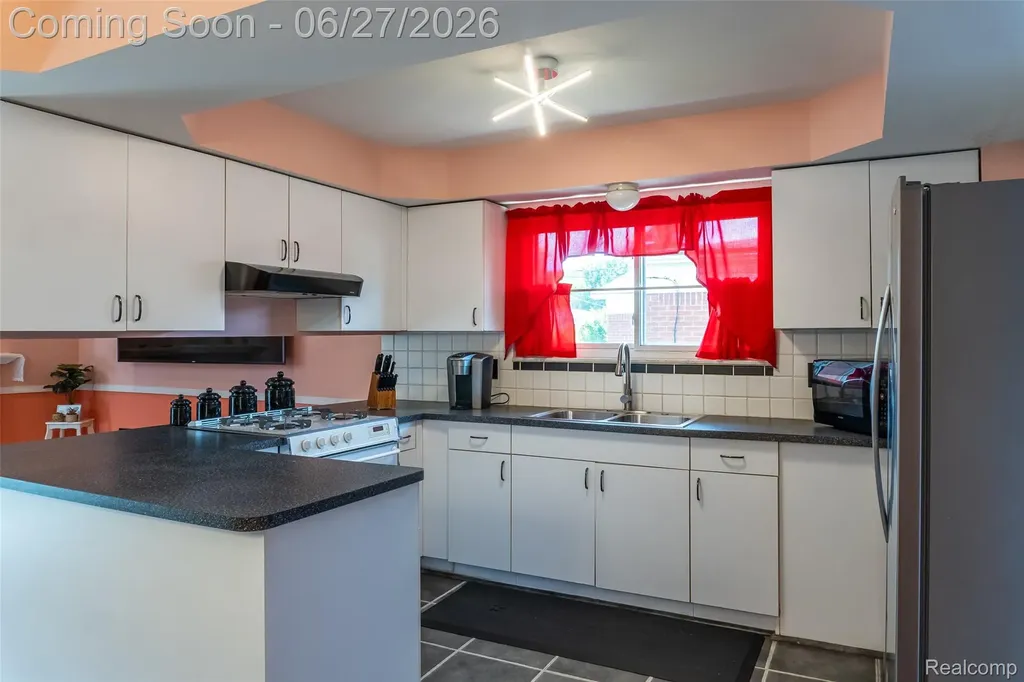 33818 King Richard Drive Sterling Heights City MI 48310