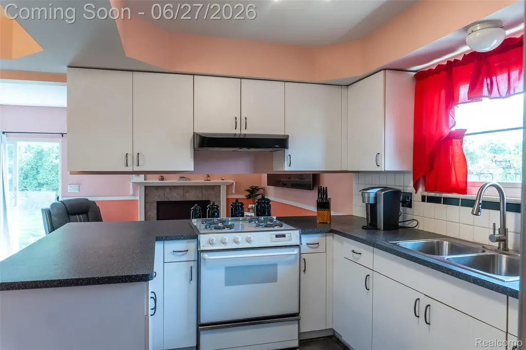 33818 King Richard Drive Sterling Heights City MI 48310
