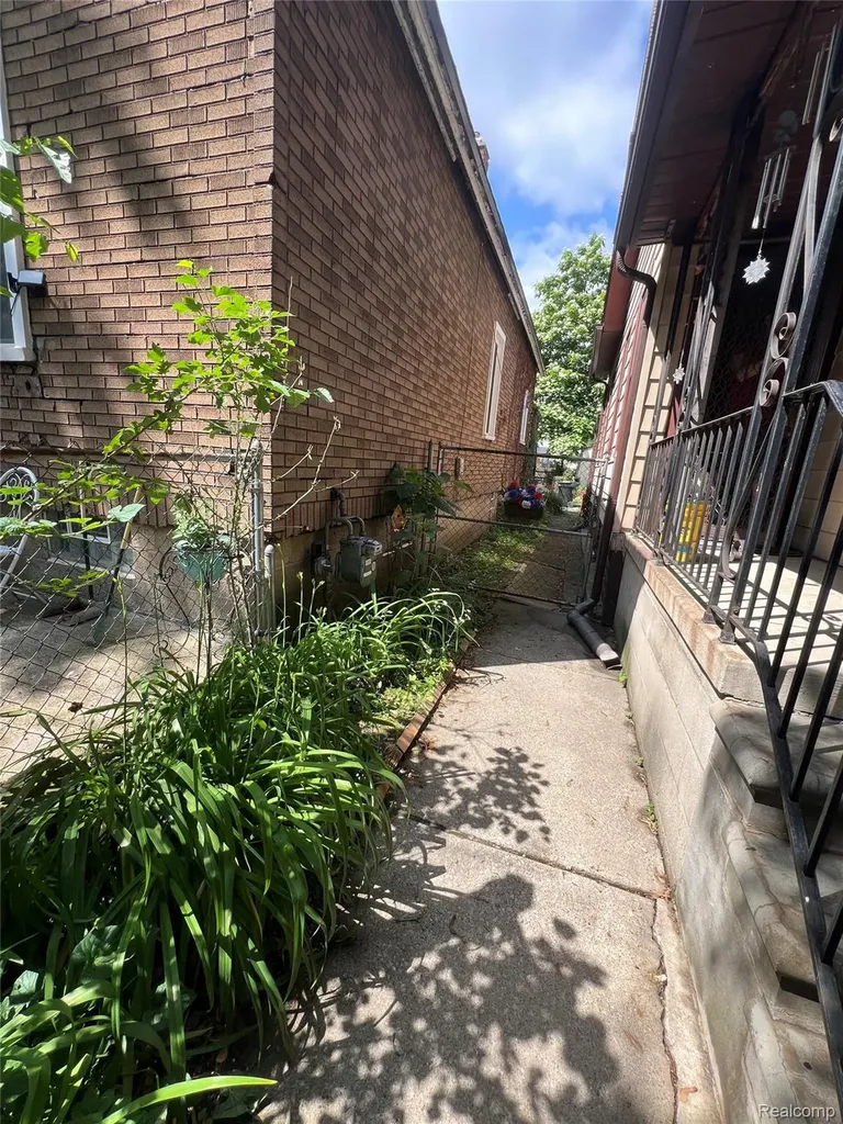 1061 Lansing Street Detroit City MI 48209