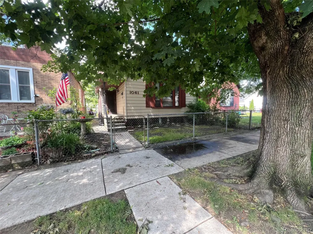 1061 Lansing Street Detroit City MI 48209