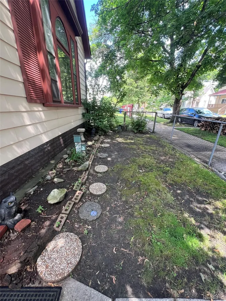 1061 Lansing Street Detroit City MI 48209