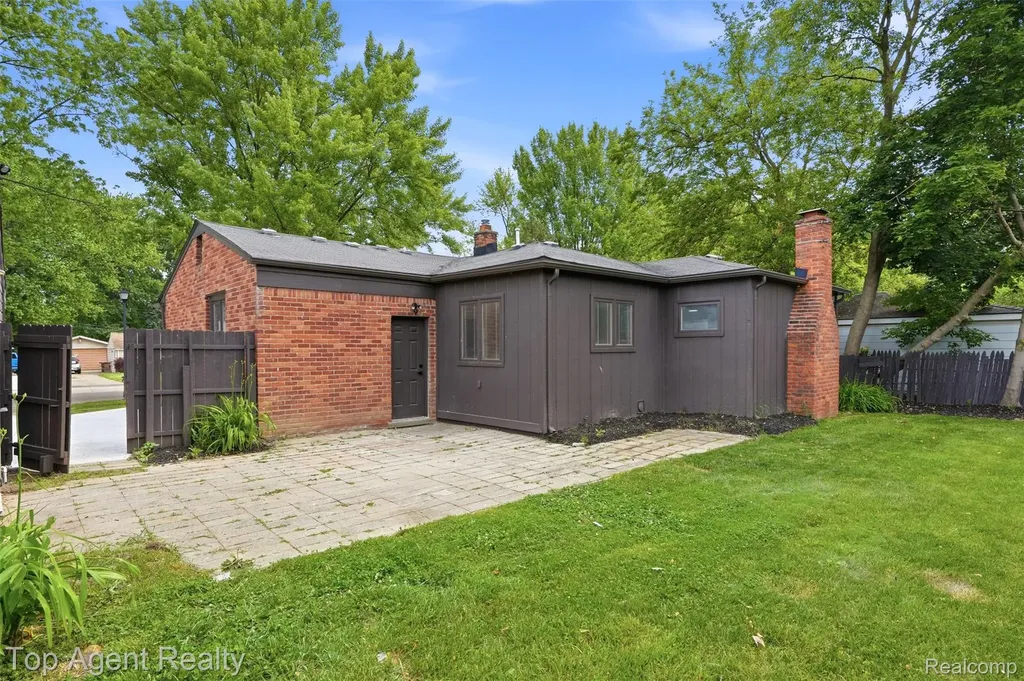 23040 Shiell Street Clinton Charter Township MI 48035