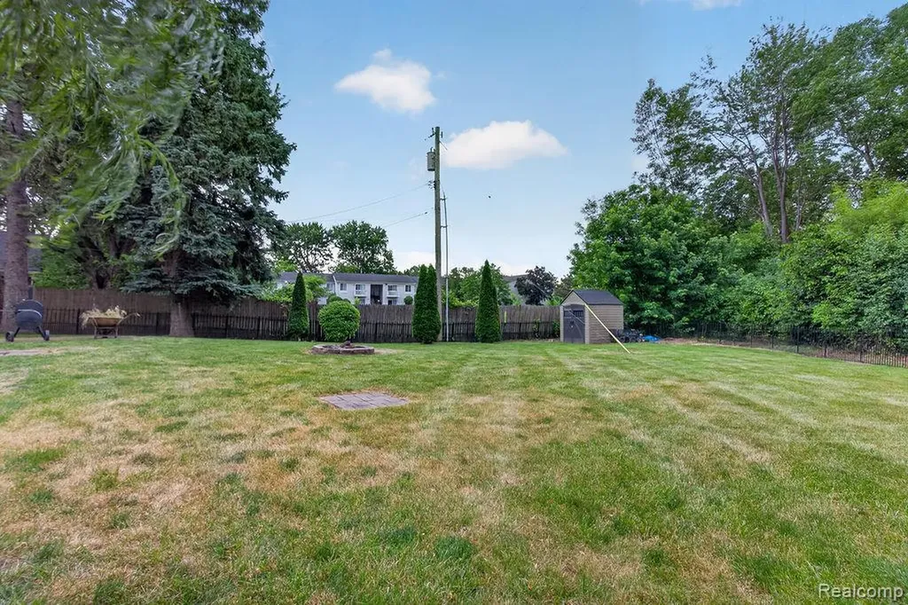 30541 Utica Road Roseville City MI 48066