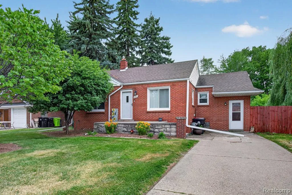 30541 Utica Road Roseville City MI 48066