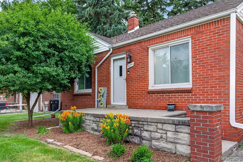 30541 Utica Road Roseville City MI 48066