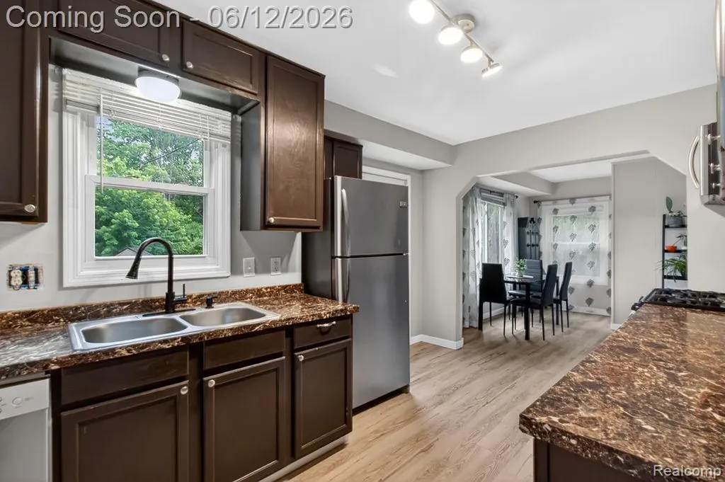 30541 Utica Road Roseville City MI 48066