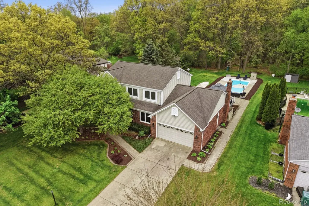 8876 Wintercove Drive Commerce Charter Township MI 48382