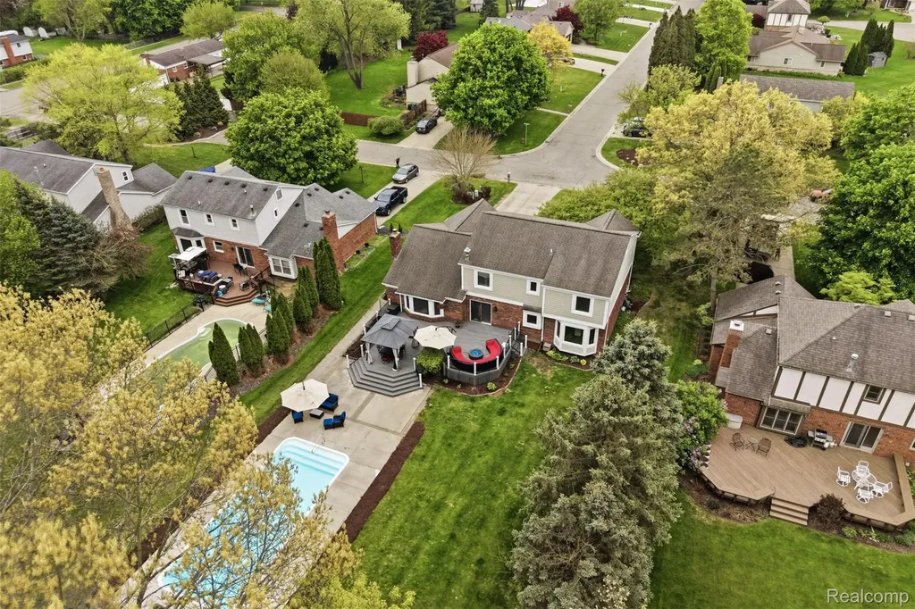 8876 Wintercove Drive Commerce Charter Township MI 48382