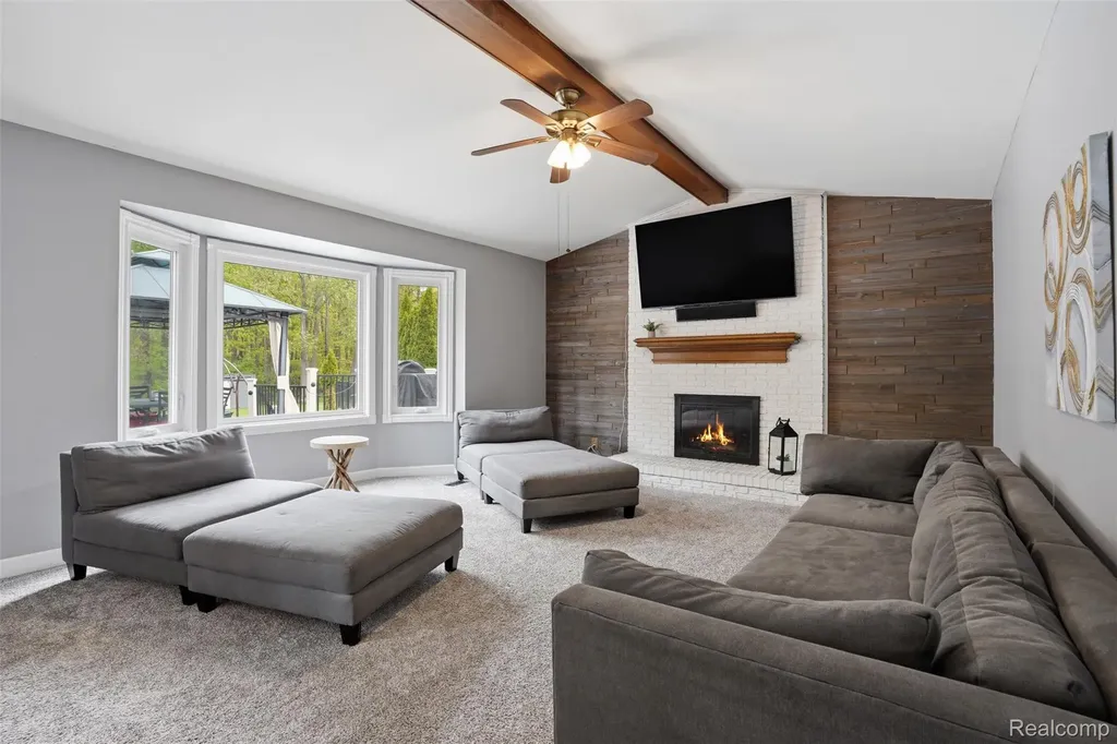 8876 Wintercove Drive Commerce Charter Township MI 48382