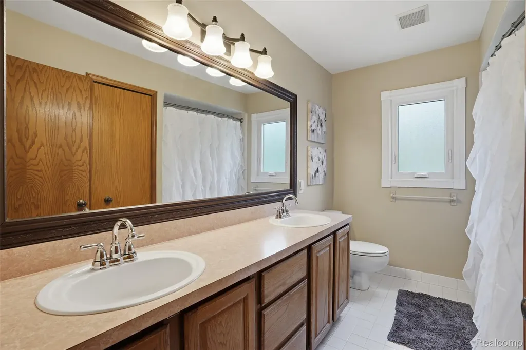 8876 Wintercove Drive Commerce Charter Township MI 48382