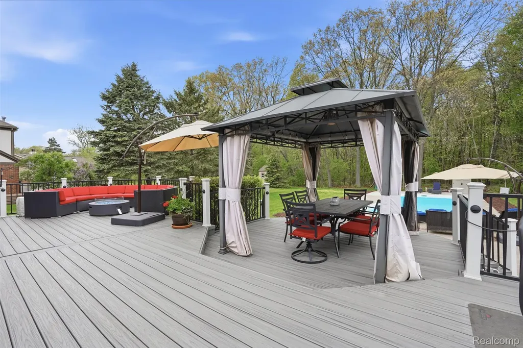 8876 Wintercove Drive Commerce Charter Township MI 48382