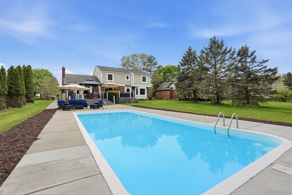 8876 Wintercove Drive Commerce Charter Township MI 48382