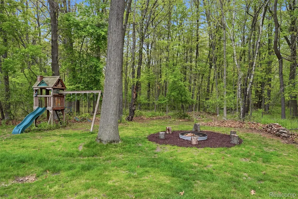 8876 Wintercove Drive Commerce Charter Township MI 48382