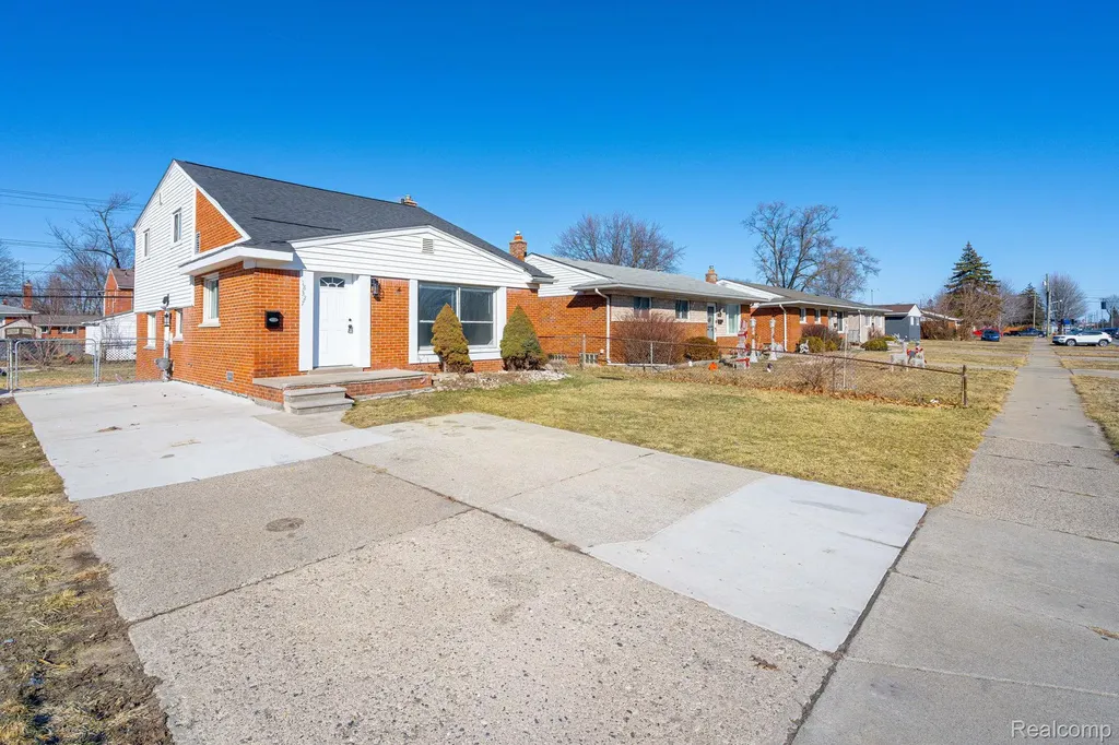 18327 E 13 Mile Road Fraser City MI 48026
