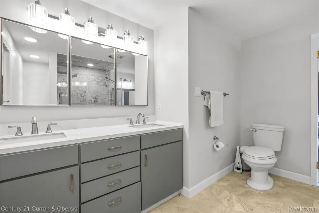 5994 Glen Eagles Drive West Bloomfield Charter Township MI 48323