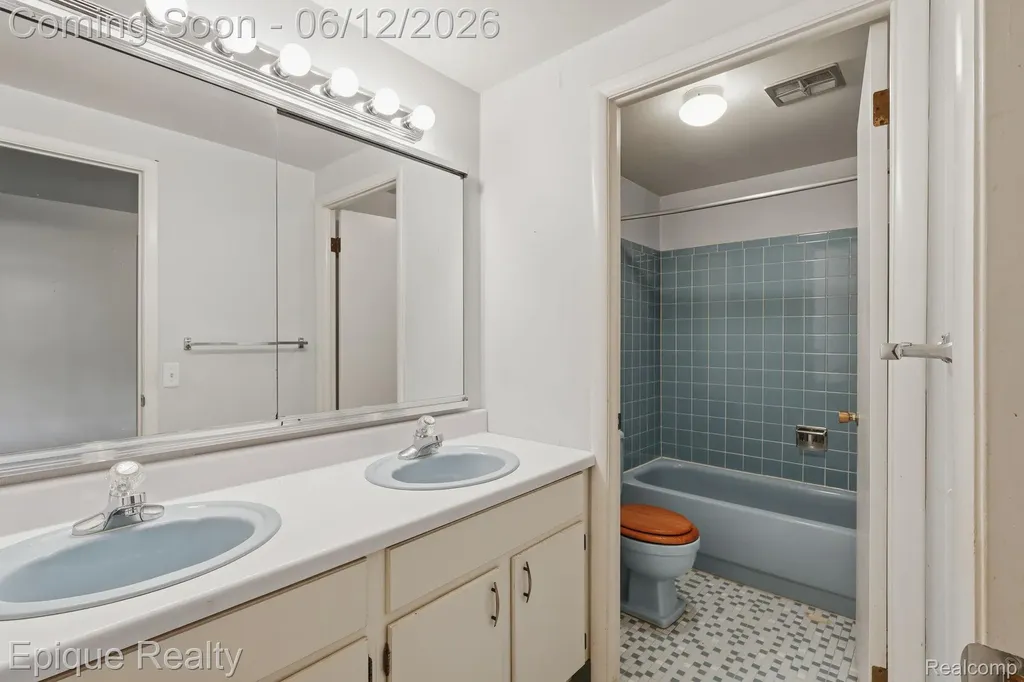 4856 Danbury Drive Troy City MI 48085