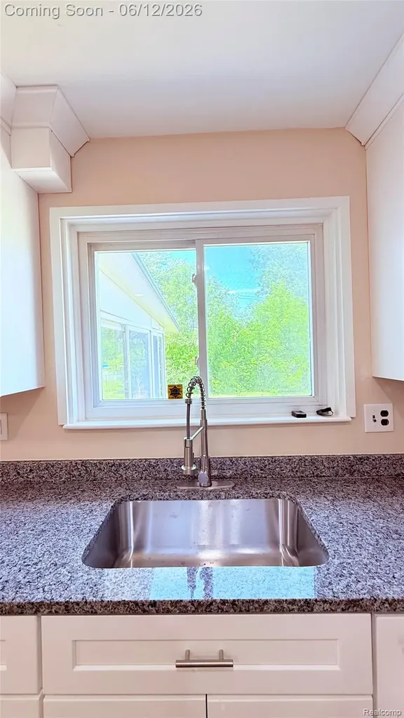 13051 Iowa Drive Warren City MI 48088
