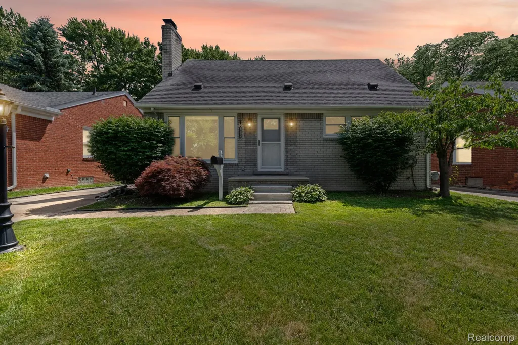20700 Damman Street Harper Woods City MI 48225