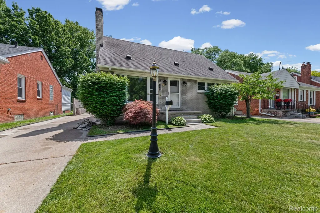 20700 Damman Street Harper Woods City MI 48225