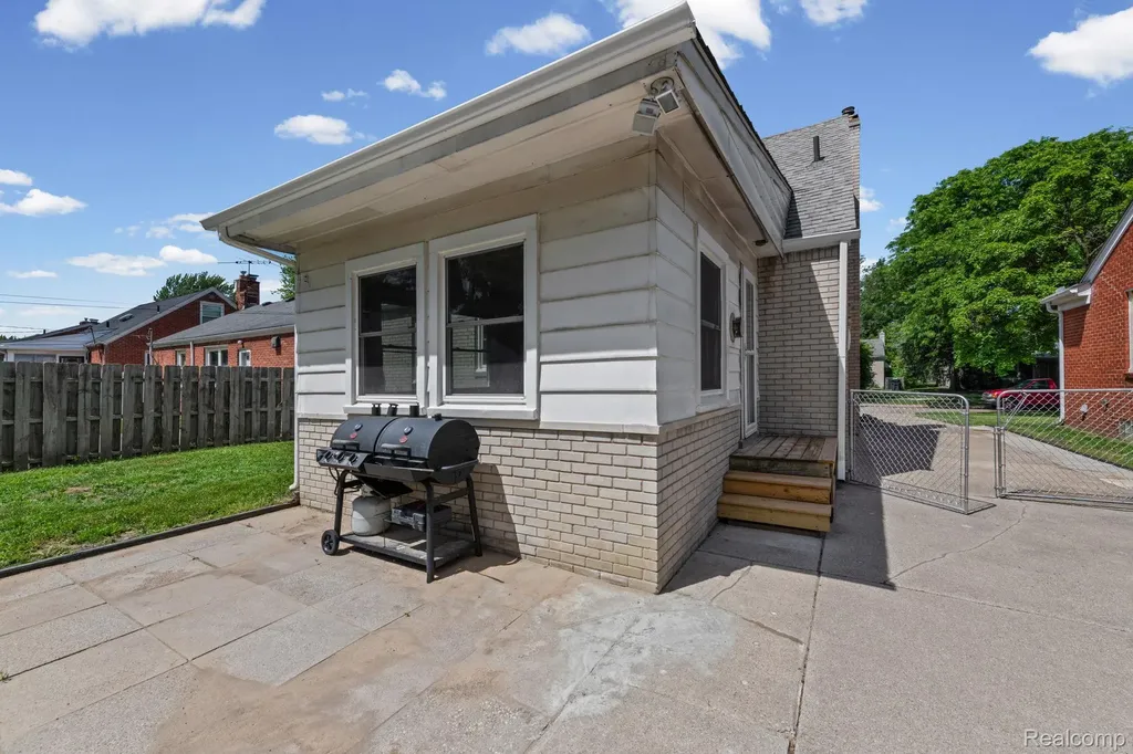 20700 Damman Street Harper Woods City MI 48225