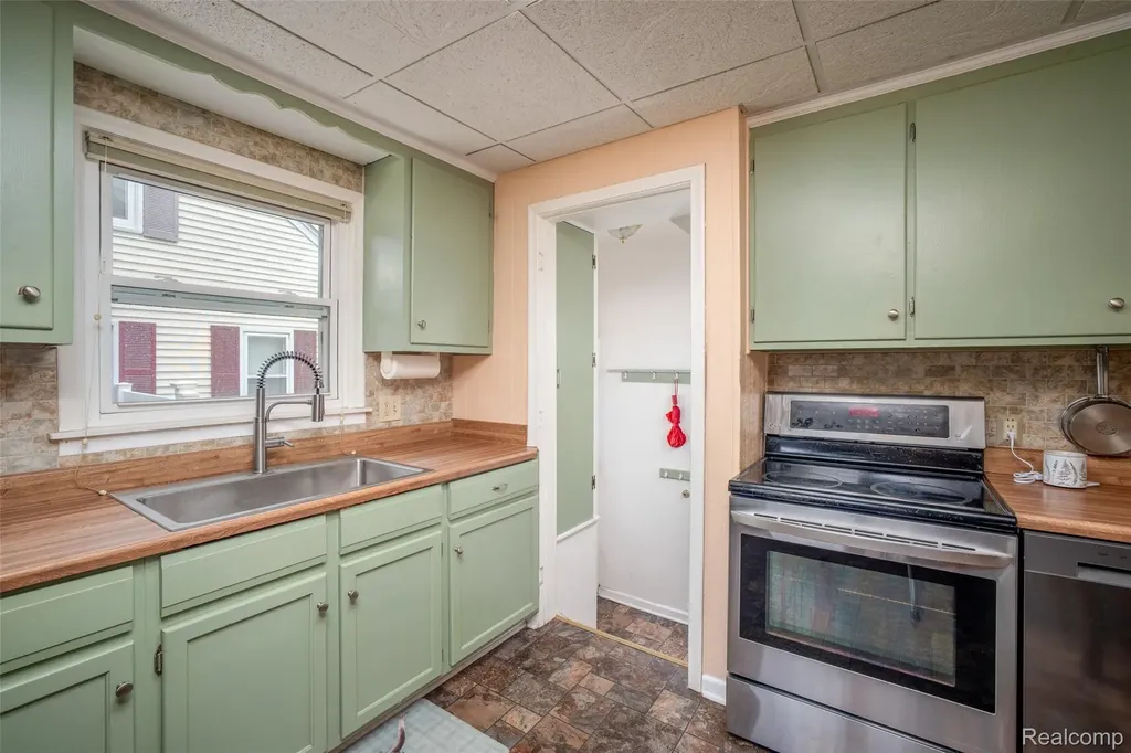 2252 Tyler Avenue Berkley City MI 48072