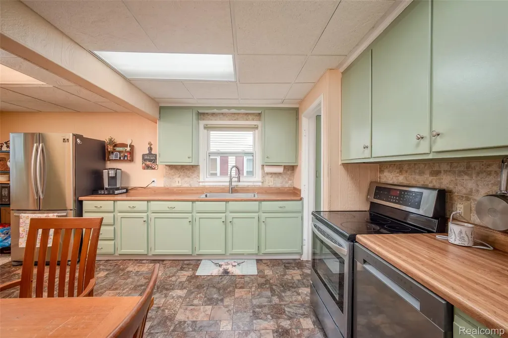 2252 Tyler Avenue Berkley City MI 48072
