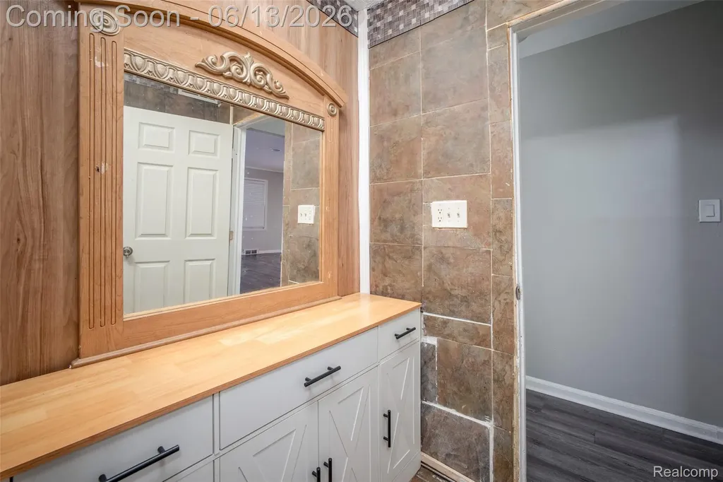 10760 Troy Street Oak Park City MI 48237