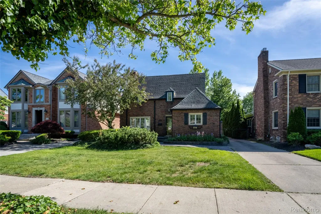 1481 Oxford Road Grosse Pointe Woods City MI 48236