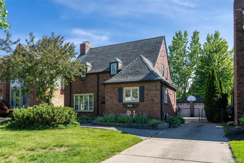 1481 Oxford Road Grosse Pointe Woods City MI 48236