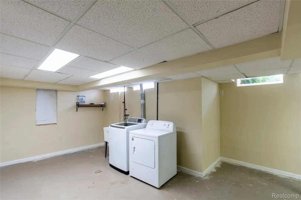 1481 Oxford Road Grosse Pointe Woods City MI 48236