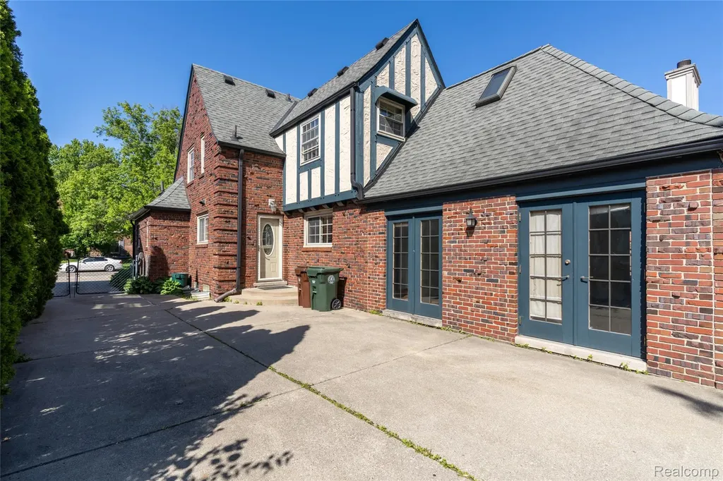1481 Oxford Road Grosse Pointe Woods City MI 48236