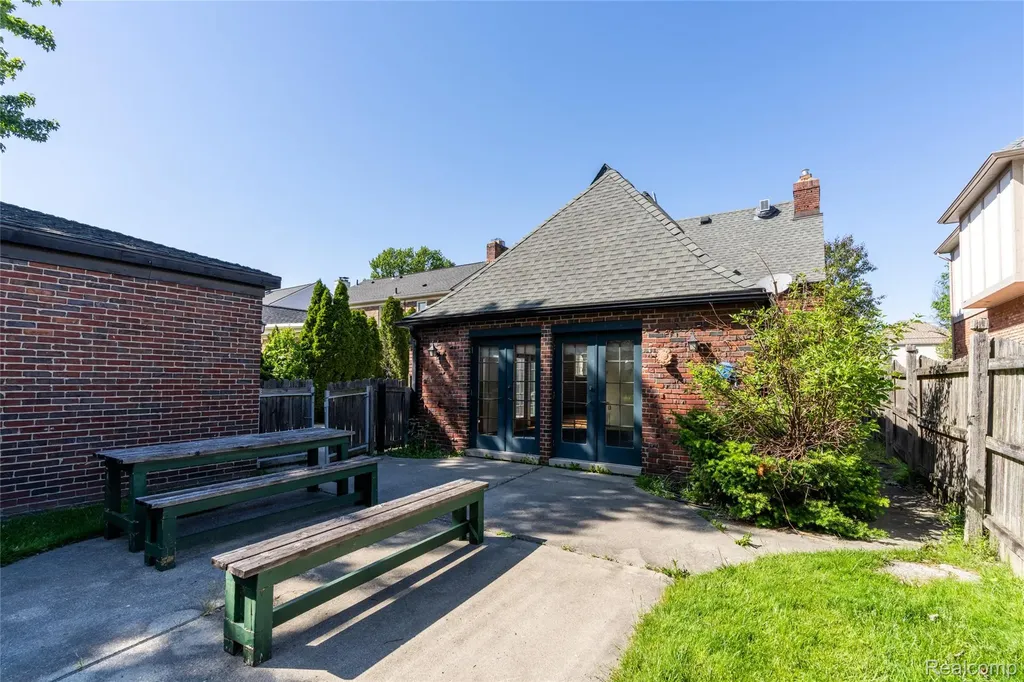 1481 Oxford Road Grosse Pointe Woods City MI 48236