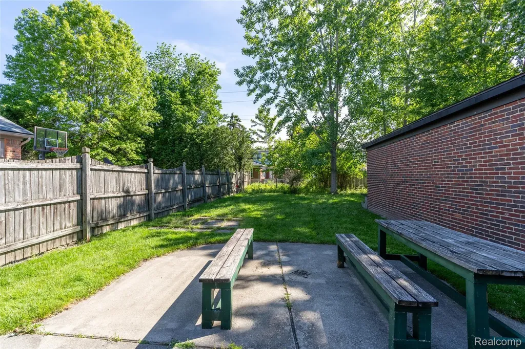 1481 Oxford Road Grosse Pointe Woods City MI 48236