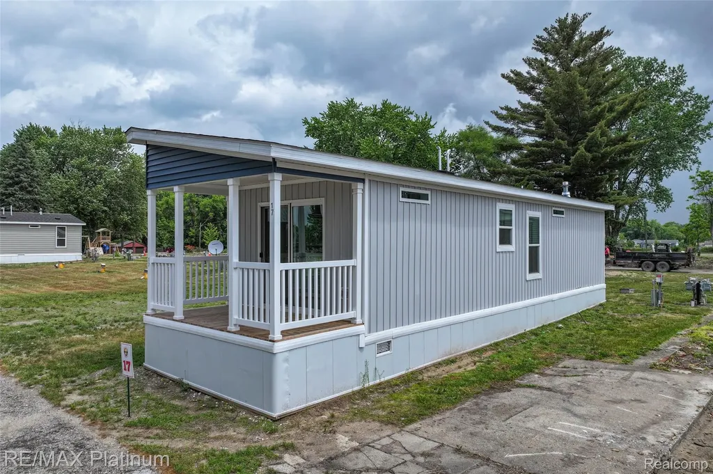 17 Sunset Lane Fenton Charter Township MI 48430