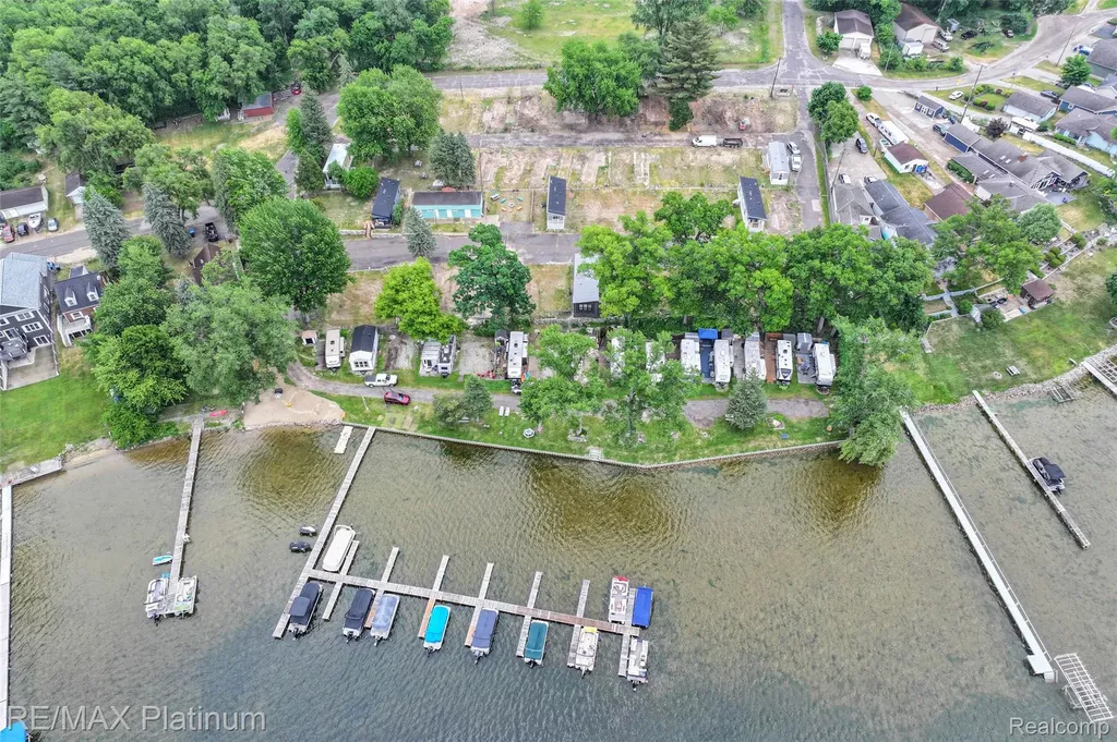 17 Sunset Lane Fenton Charter Township MI 48430