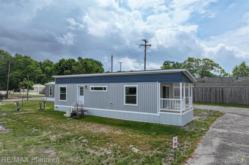 17 Sunset Lane Fenton Charter Township MI 48430
