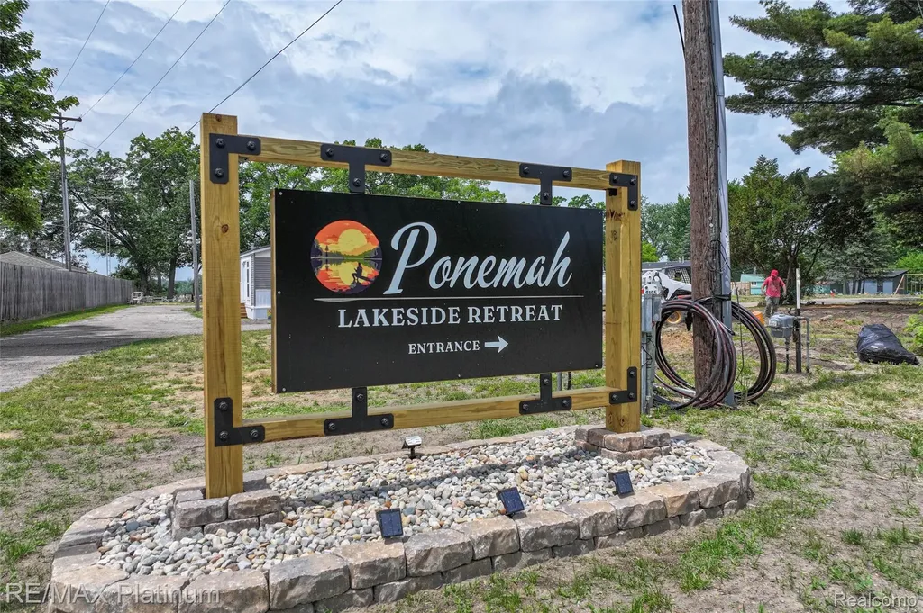 17 Sunset Lane Fenton Charter Township MI 48430