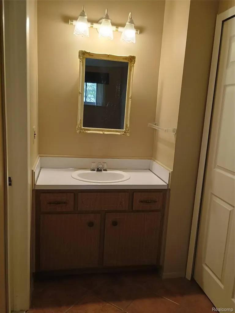 112 Stratford Lane Rochester Hills City MI 48309
