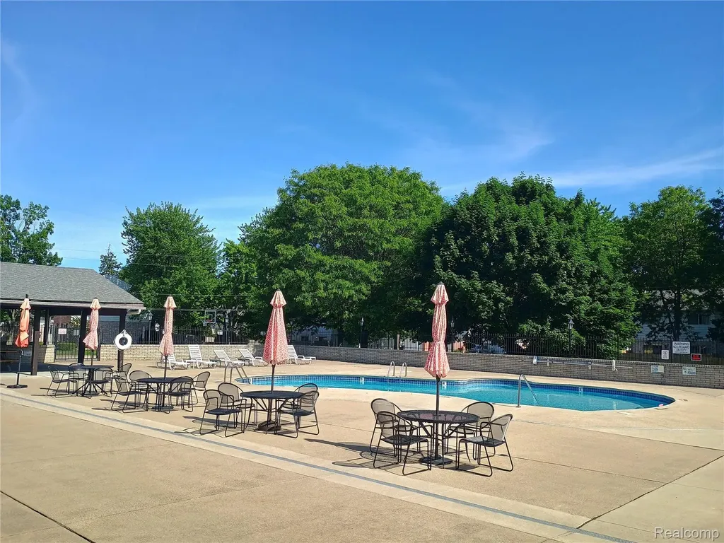 112 Stratford Lane Rochester Hills City MI 48309