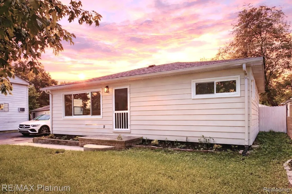 208 Devonshire Street York Charter Township MI 48198