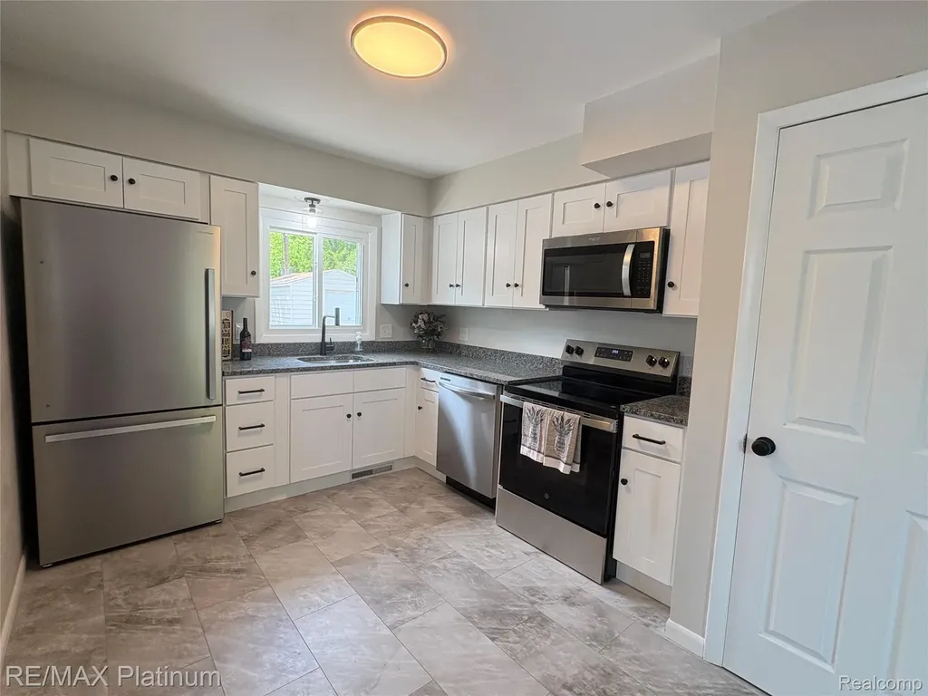 208 Devonshire Street York Charter Township MI 48198