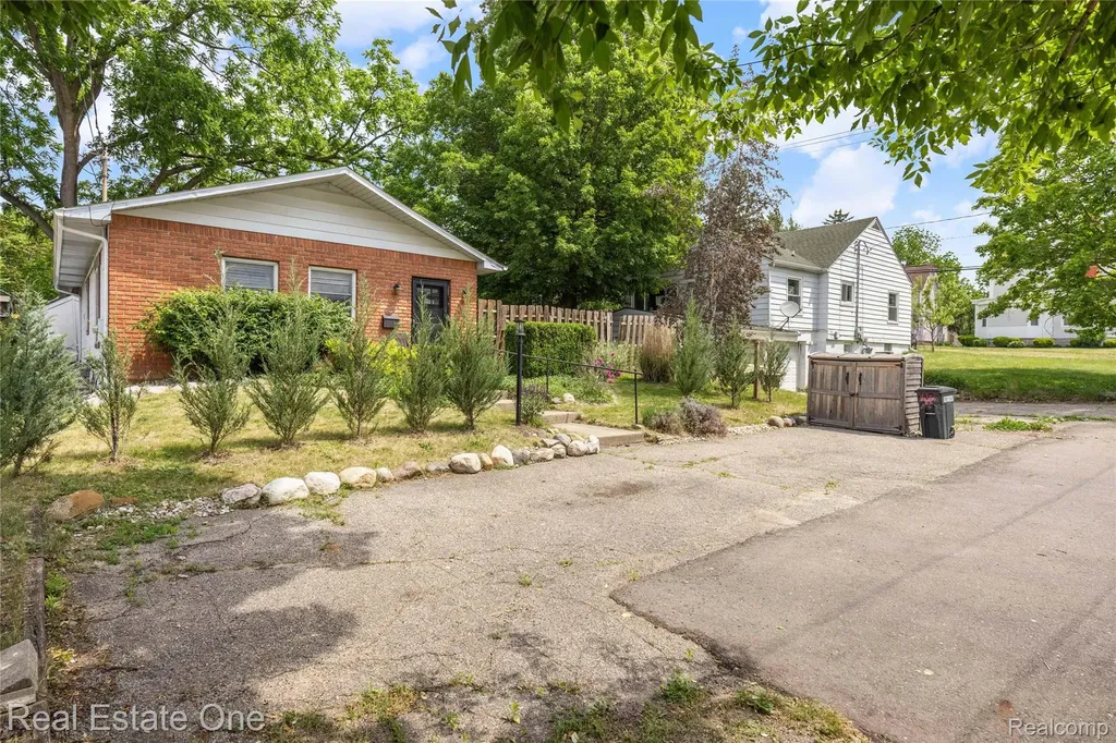 225 1st Street Fenton City MI 48430