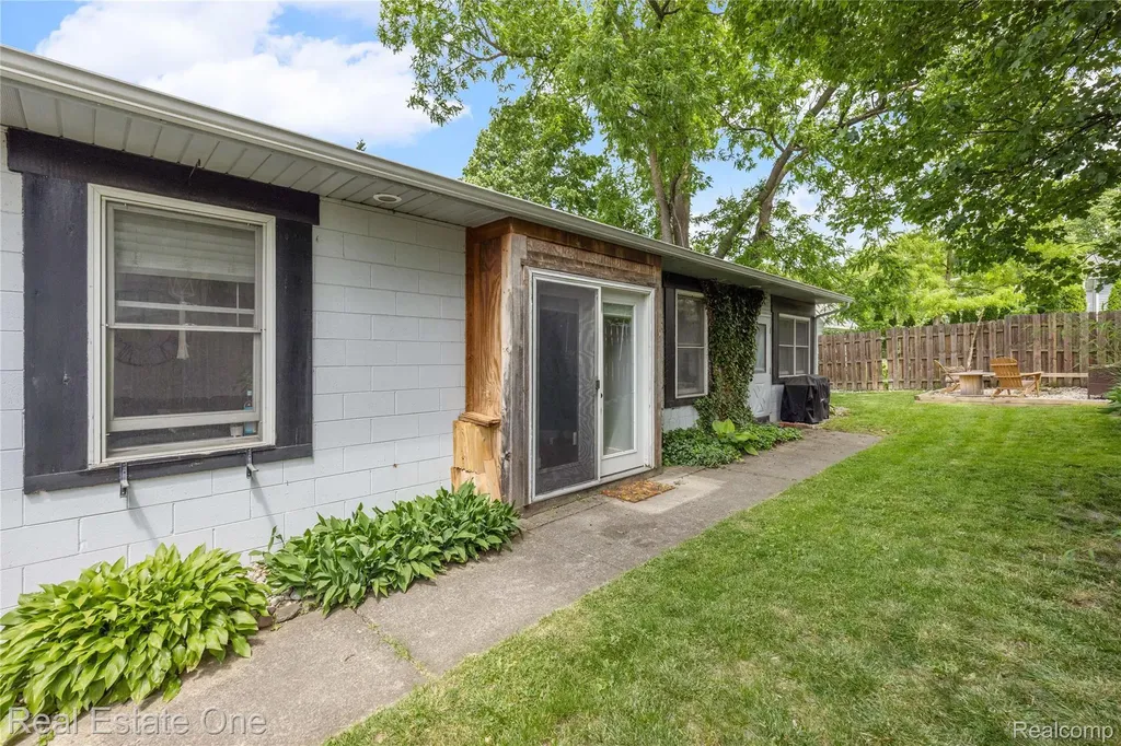 225 1st Street Fenton City MI 48430