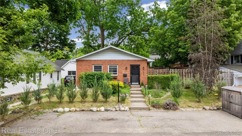 225 1st Street Fenton City MI 48430