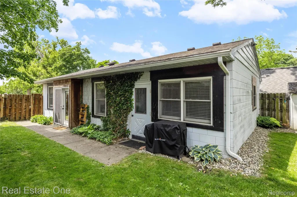 225 1st Street Fenton City MI 48430
