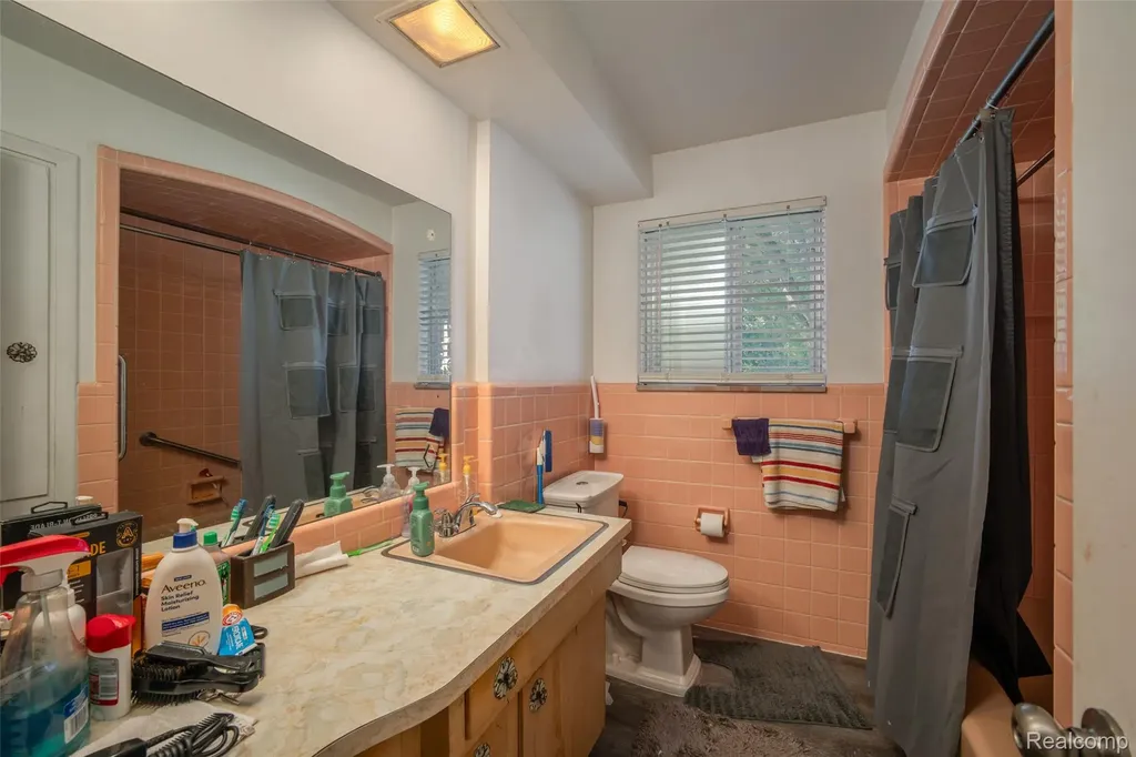 21328 Sloan Drive Harper Woods City MI 48225