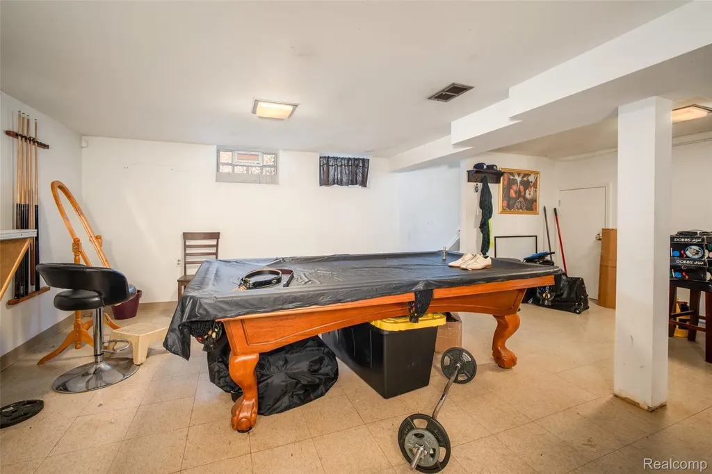 21328 Sloan Drive Harper Woods City MI 48225